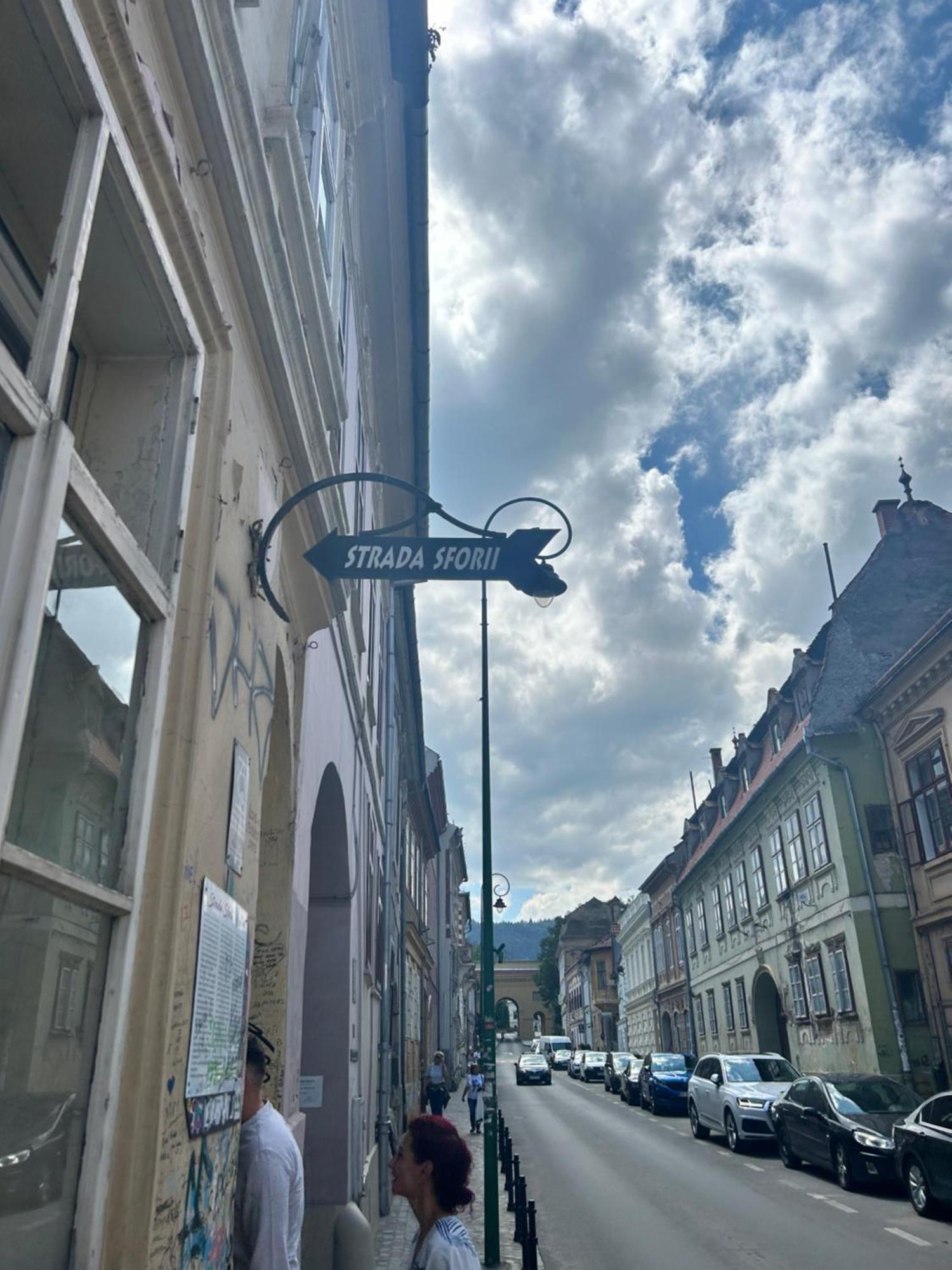 Appartamento Old Town Elegance Braşov Esterno foto